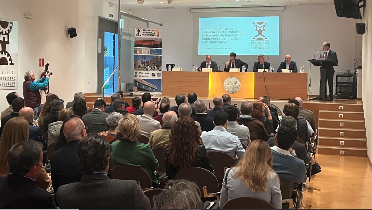 Los asistentes a la XIII edición del concurso de fotografía “San José decora tu biblioteca” que organizó la universidad de Extremadura, España.