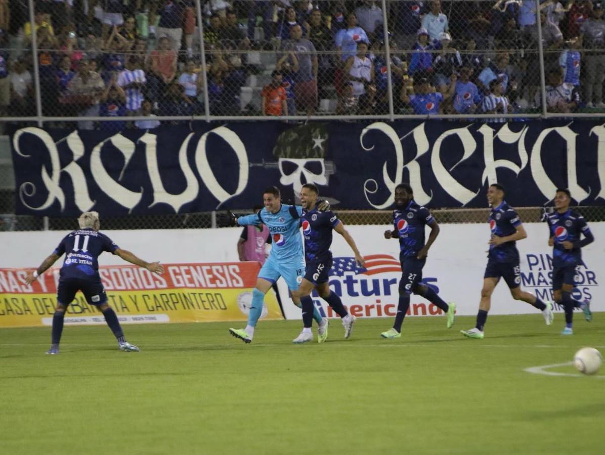 Festejos de Rougier con sus compañeros tras anotar el golazo para Motagua.