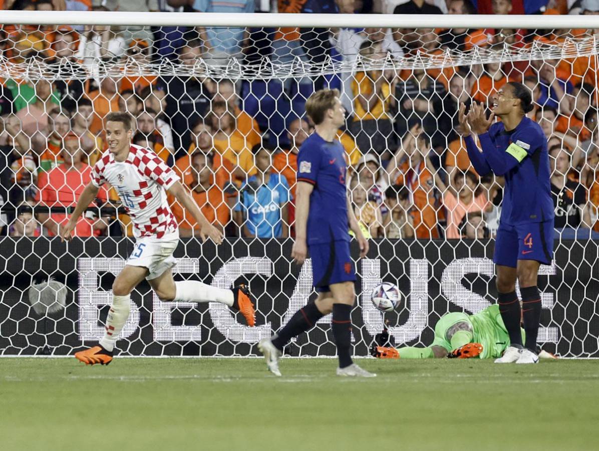 Mario Pasalic, sonriente tras su gol, mientras Virgil Va Dijk y Frenkie de Jong muestran su frustración.
