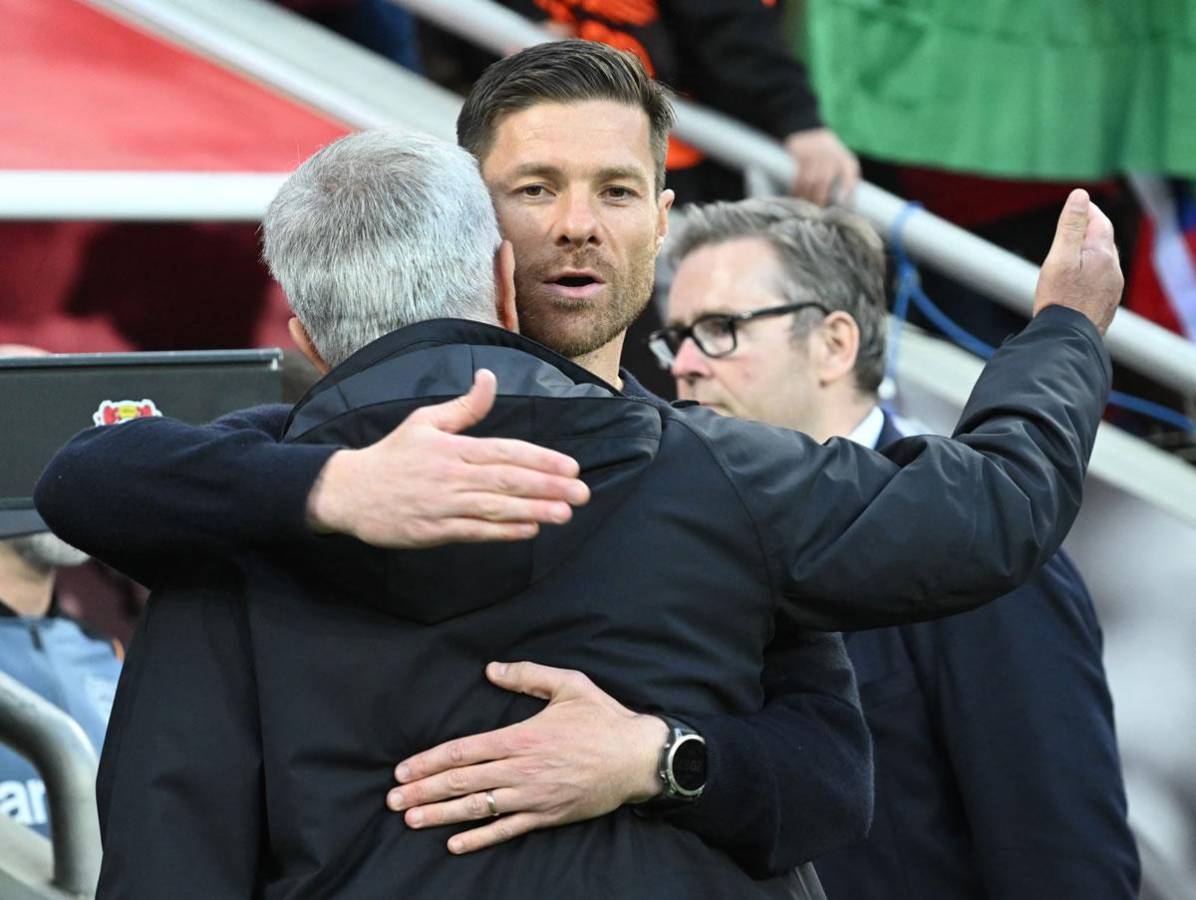 El saludo entre José Mourinho y Xabi Alonso.