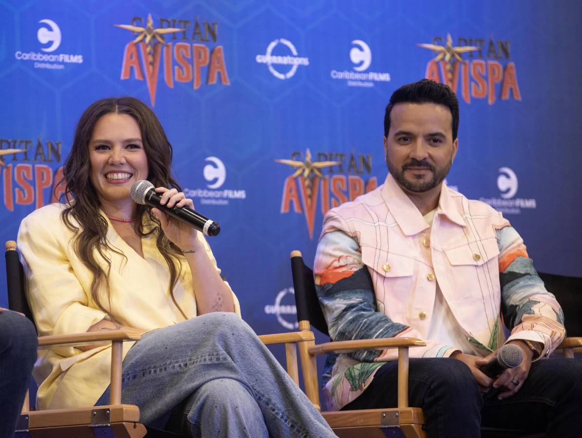 La mexicana Joy Huerta, del dúo Jesse &amp; Joy, y el cantante puertorriqueño Luis Fonsi, hablan durante una rueda de prensa de la película de animación 'Capitán Avispa'.