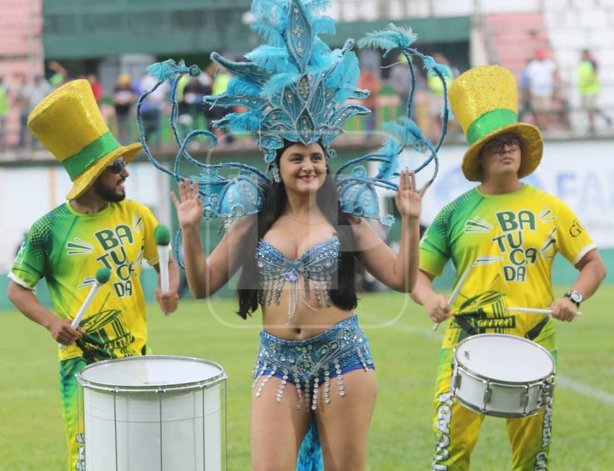 Muñeca... Esta chica cautivó a muchos aficionados que llegaron al estadio Juan Ramón Brevé.