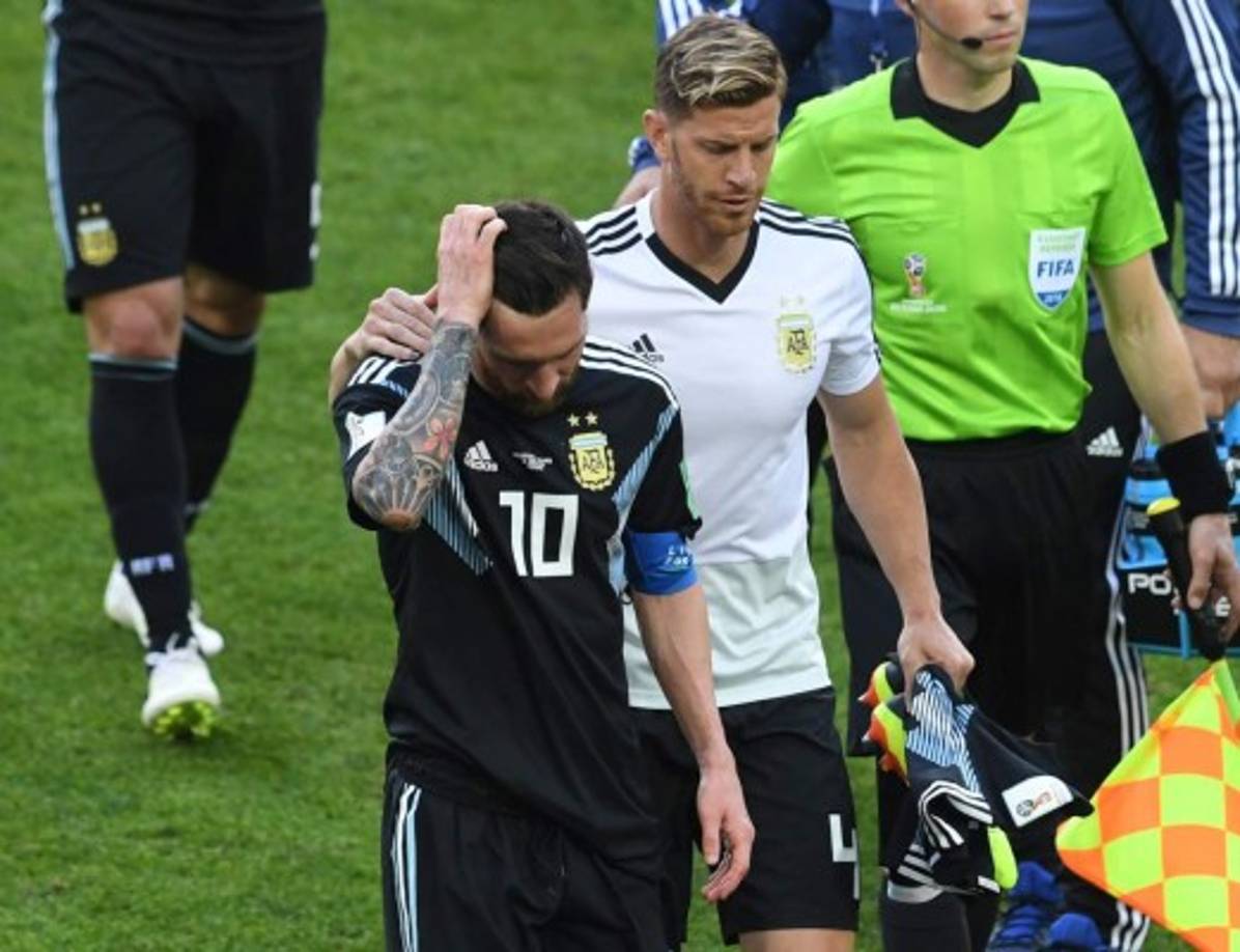 Messi salió cabizbajo del partido contra Islandia.