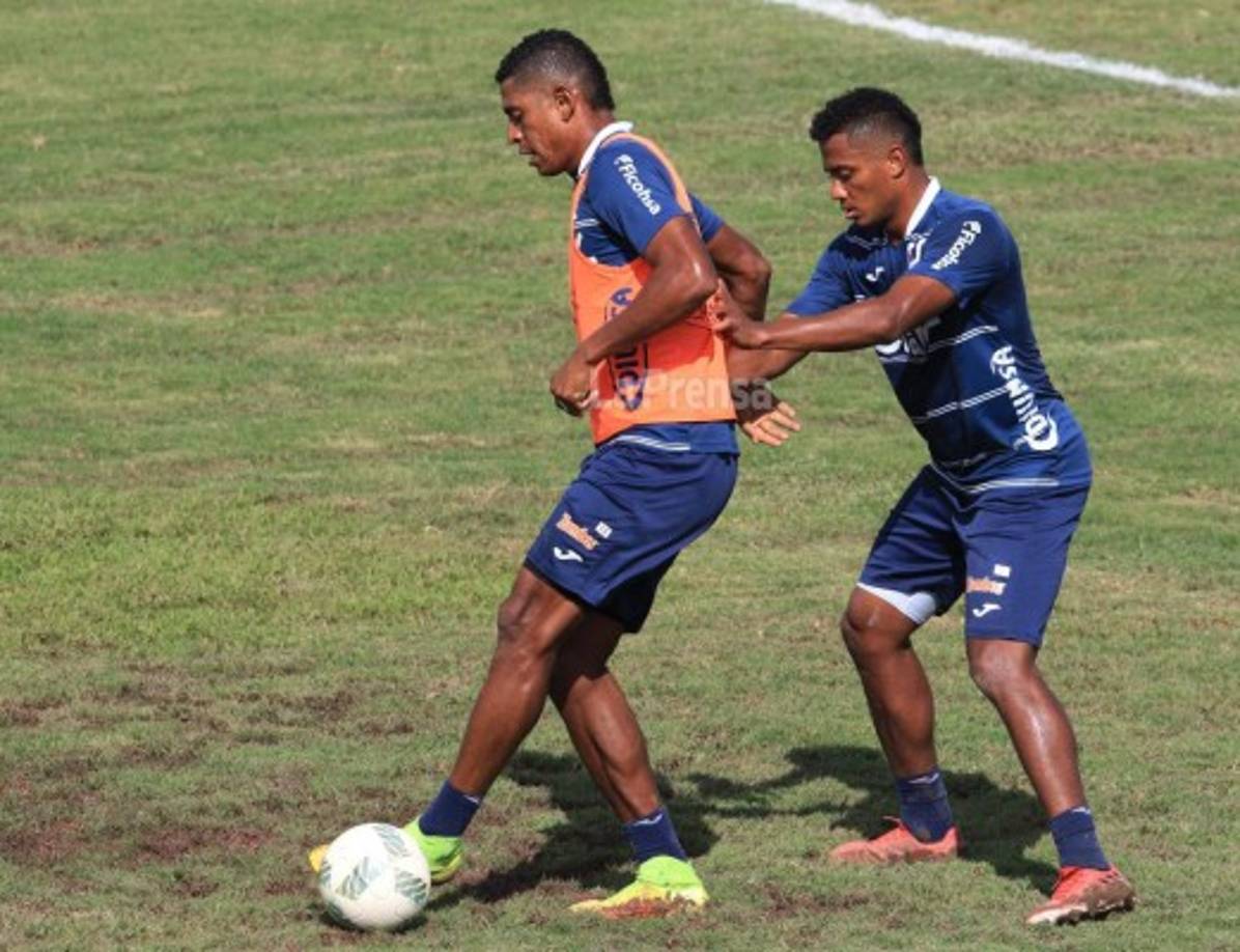 Costly recibiendo la marca de Ever Alvarado.