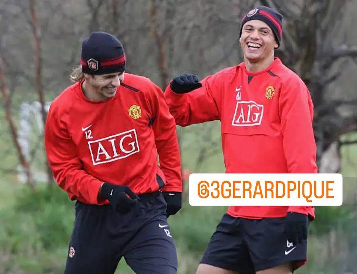 El exjugador con Gerard Piqué durante la etapa de ambos en el Manchester United.