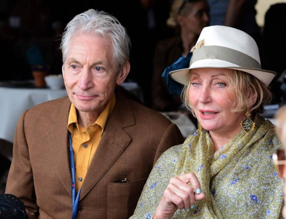 Y mientras sus amigos pasaban por 'divorcios, adicciones, arrestos y peleas locas', según un inventario recopilado por el diario británico Mirror, el tranquilo Charlie Watts vivía una vida serena con Shirley Shepherd, su esposa desde hacía 50 años, y su hija Seraphina, en su granja de cría de purasangres árabes en Devon, Inglaterra.