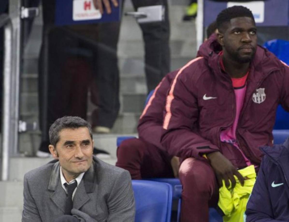 Samuel Umtiti sigue el partido desde el banquillo del Barcelona tras ser convocado por Ernesto Valverde luego de casi tres meses apartado de los campos por una lesión.