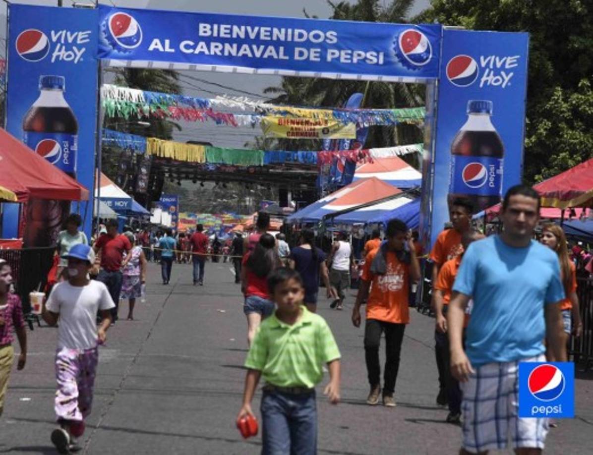 Miles de turistas nacionales y extranjeros disfrutan en La Ceiba, Atlántida, con carrozas y comparsas el tradicional desfile en el cierre de sus actividades de la Feria Isidra 2016.
