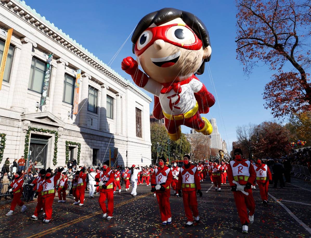Los gigantescos globos de helio de personajes infantiles, las carrozas fantásticas acompañadas por las bandas de música y celebridades recorrieron Nueva York para devolver el ambiente festivo tras la pandemia de coronavirus.