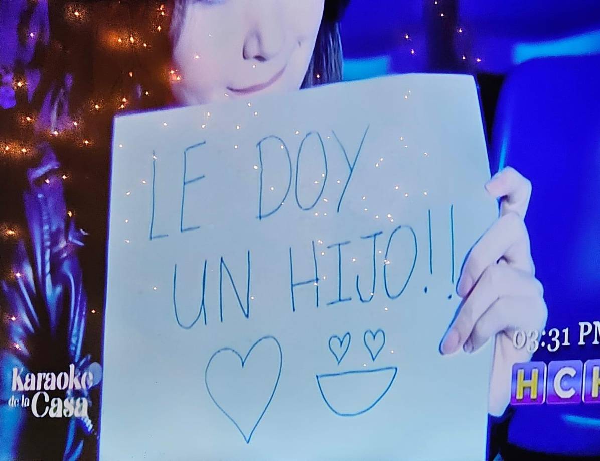 Este fue el cartel que expuso la “Garzona”, aunque expresó: “es broma, mami”, afirmando que es parte del show y de la estrategia para viralizar la presentación de su pareja, y así recibir el apoyo del público. 