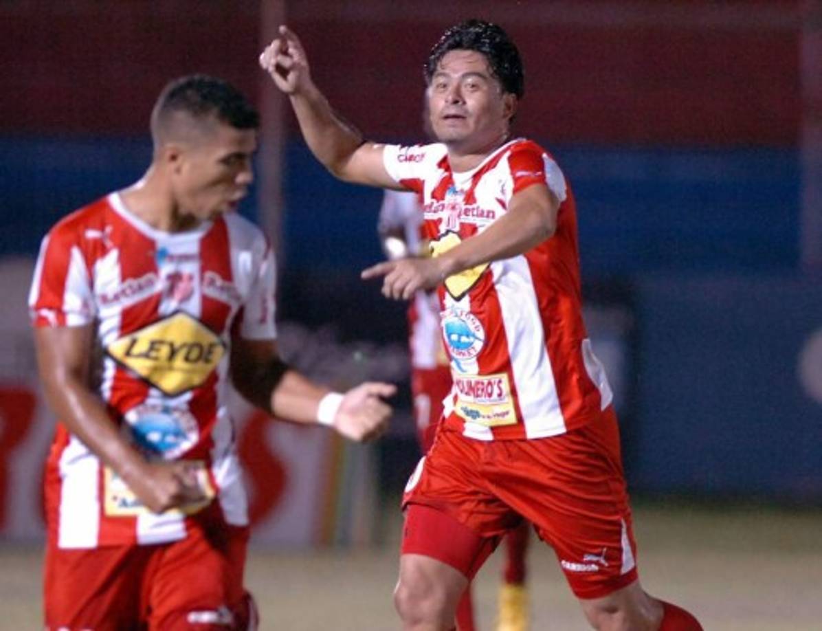 Reynaldo Tilguath celebrando su primer gol contra el Honduras Progreso.