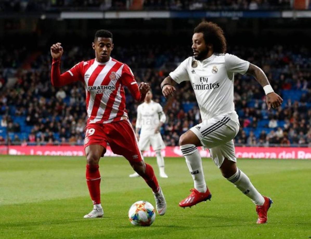 Antony 'Choco' Lozano marcando al brasileño Marcelo.