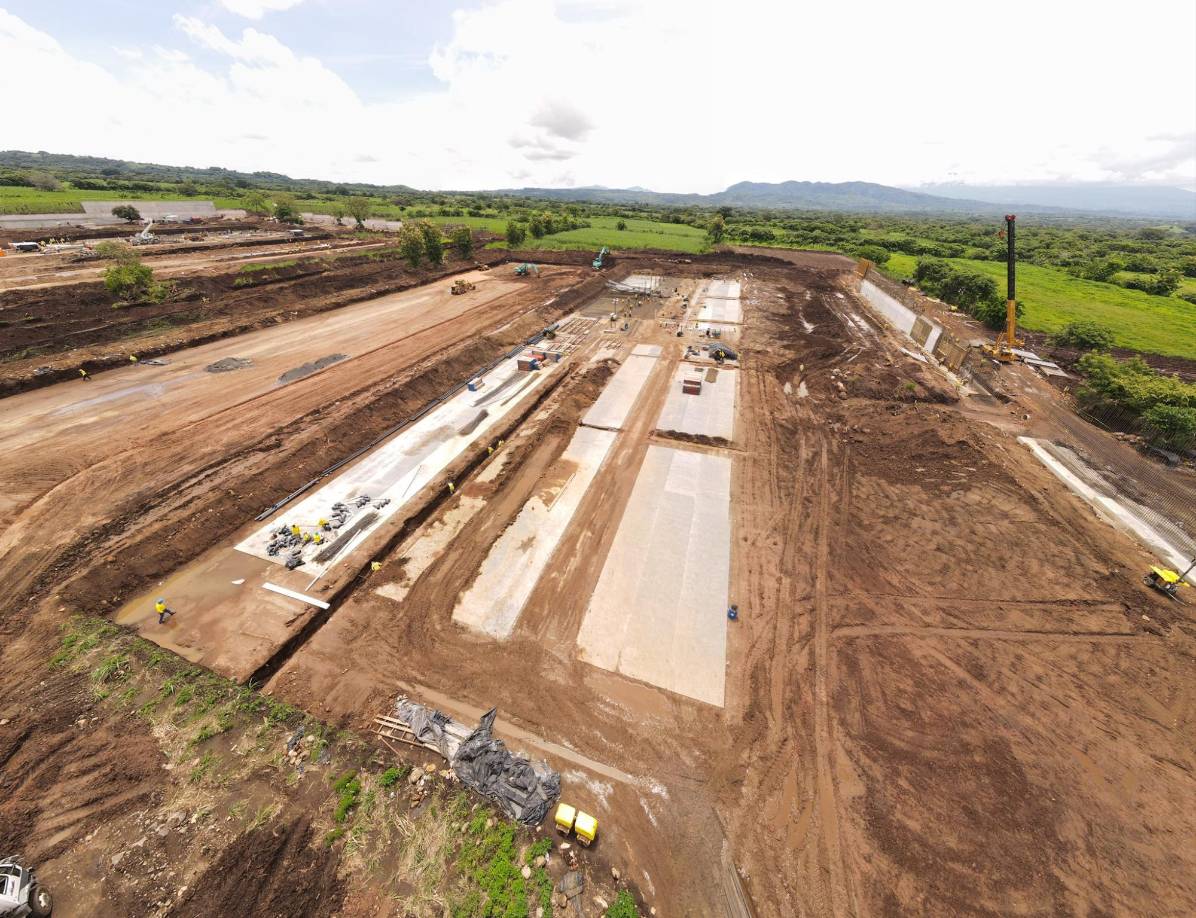 Este centro de confinamiento de terroristas está rodeado de cientos de manzanas de tierra propiedad del Estado, con cientos de miles de metros de construcción, varios niveles de muros y 37 torres de vigilancia, lo que hará imposible un escape, según las autoridades.