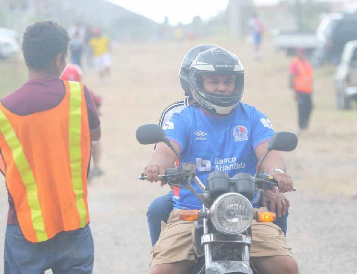 Otros llegaron en moto para ver el partido entre UPN y Olimpia.