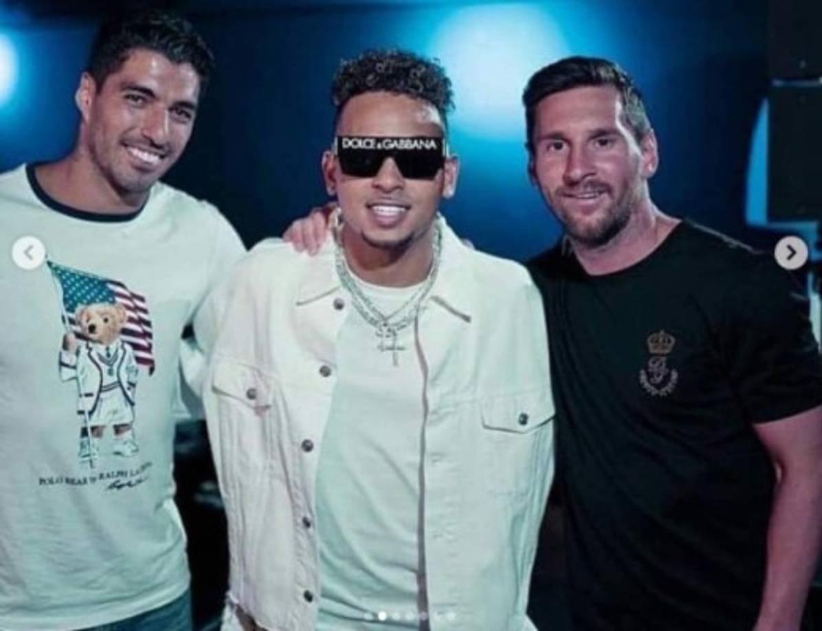 Luis Suárez y Messi compartieron con el cantante Ozuna.