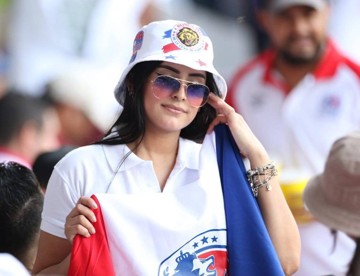 Esta hermosa chica fue otra de las que robó suspiros en el estadio Nacional Chelato Uclés.