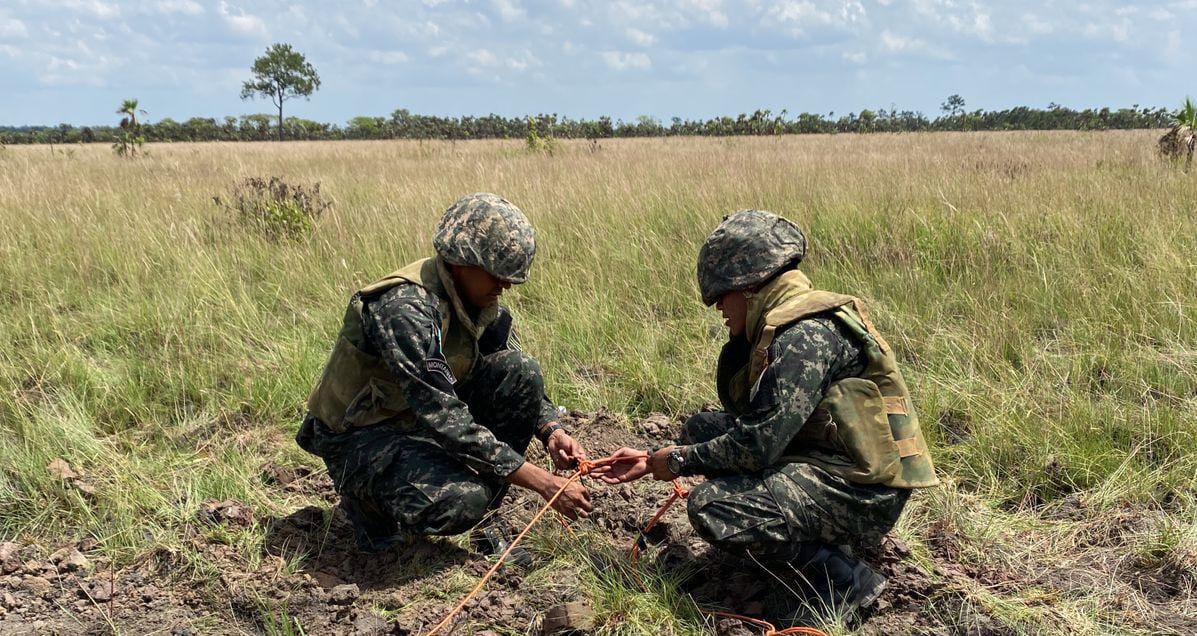 Militares colocaron explosivos para destruir la supuesta narcopista.