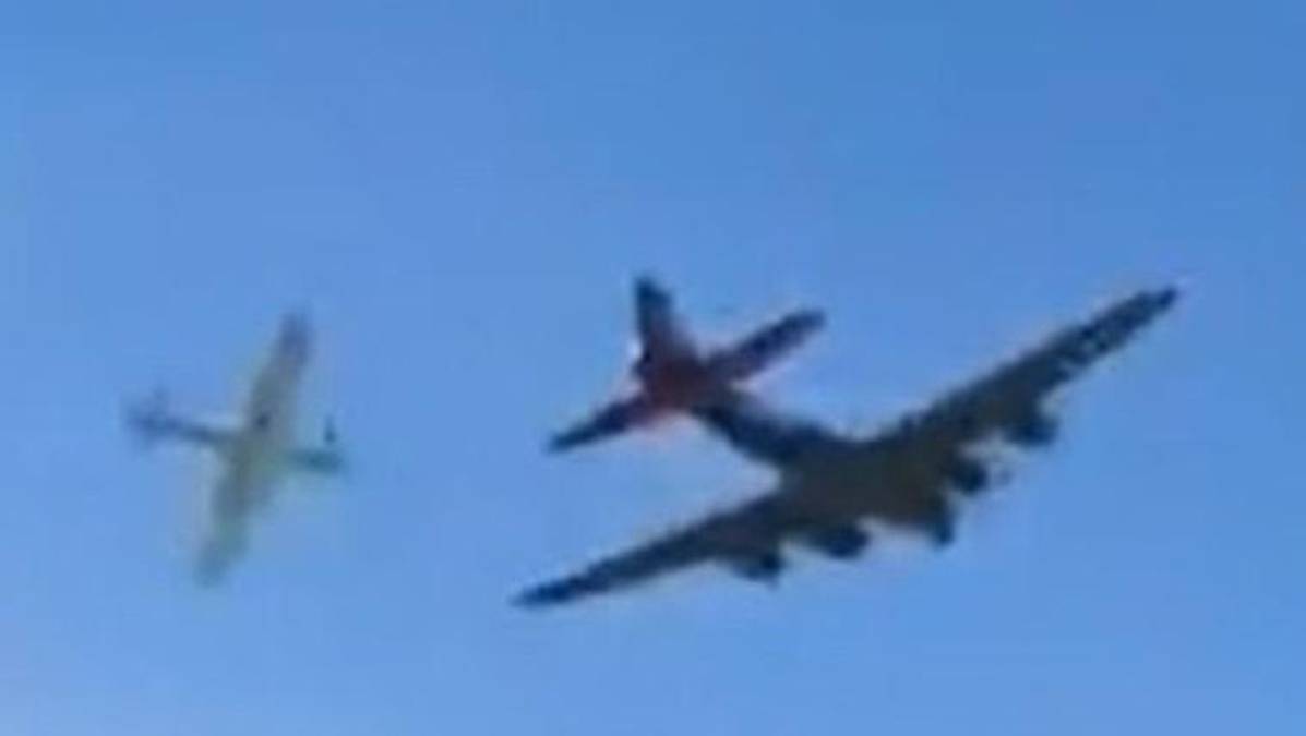 Las impactantes imágenes del choque de dos aviones de la Segunda Guerra Mundial en show en EEUU