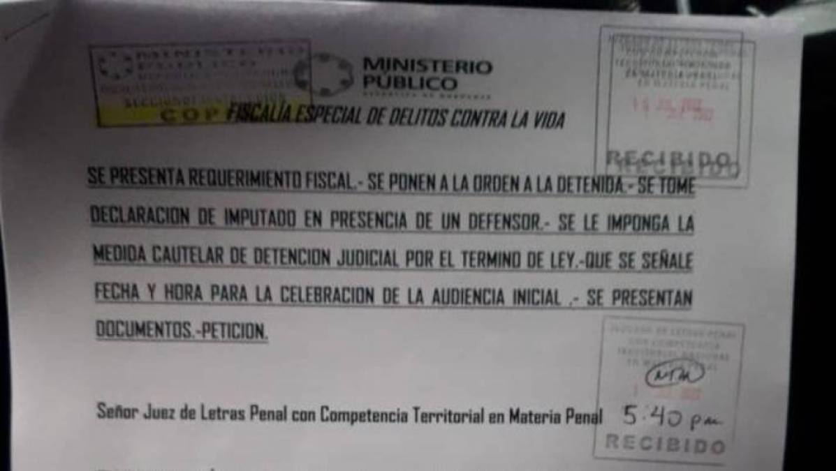 Otra presunta implicada en el crimen es Norma Alicia García (56), quien está acusada por el Ministerio Público como “cómplice de asesinato”.Fue capturada en la colonia Miraflores Sur, calle Villa Cristina, bloque 31 y, de acuerdo con la fiscalía, es miembro activo de la estructura criminal MS-13.