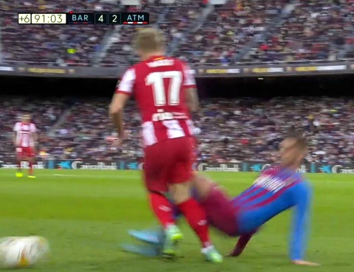 Daniel Wass sufrió esta falta de Ferrán Torres y terminó lesionado en su debut. Una fea lesión que pinta mal, según diarios españoles.