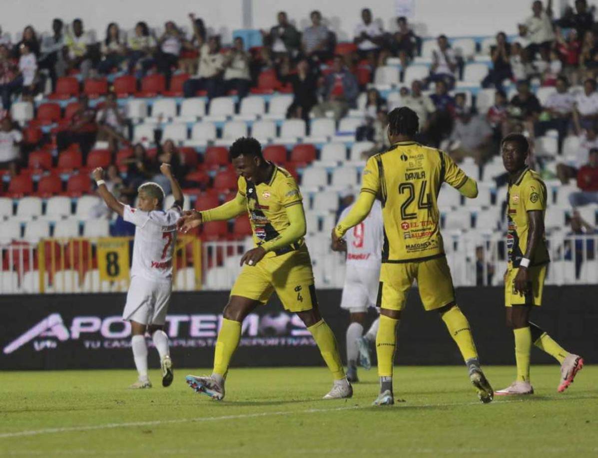 La frustración de los jugadores del Génesis tras el gol de Jorge Benguché.