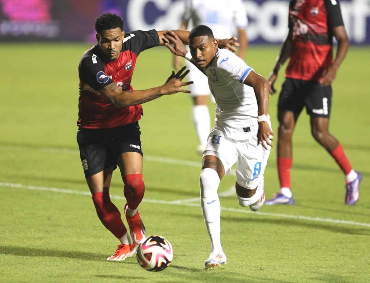 Joseph Rosales disputando el balón con el triniteco Alvin Jones.
