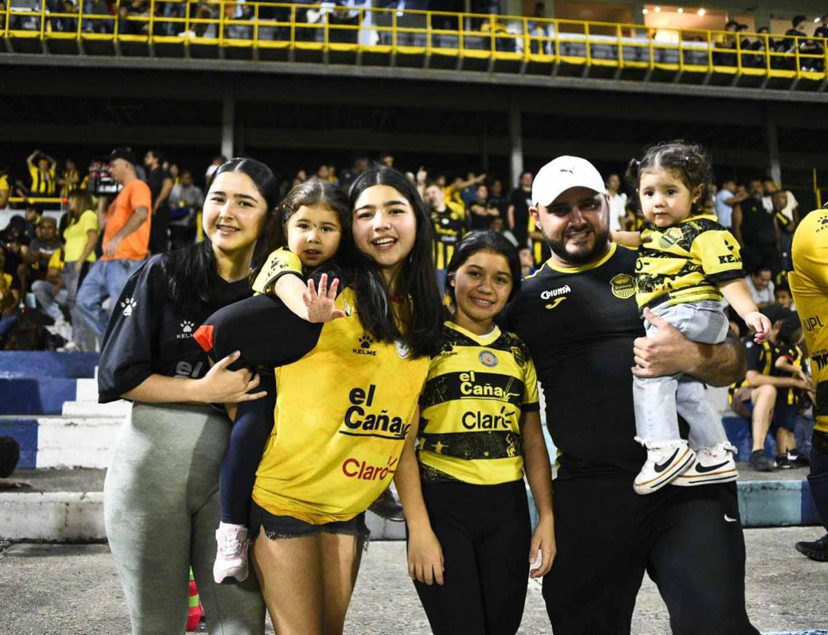 Los aficionados del Real España disfrutaron del partido en familia.