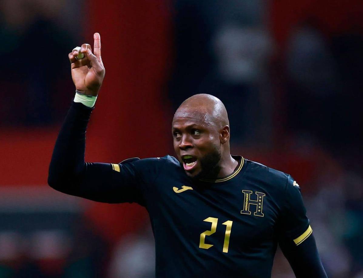 Yustin Arboleda, con nuevo look tras debutar con la Selección de Honduras, no tuvo un buen partido ya que le tocó hacer muchas laboras defensivas y se le vio muy solo en ataque. Era evidente su frustración, discutió mucho con el árbitro.