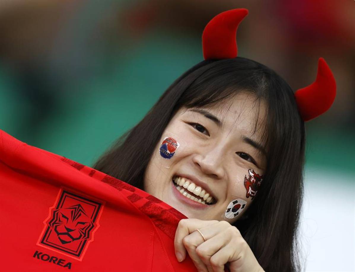 Bellas aficionadas de Corea del Sur estuvieron presentes en el duelo decisivo del Grupo H.