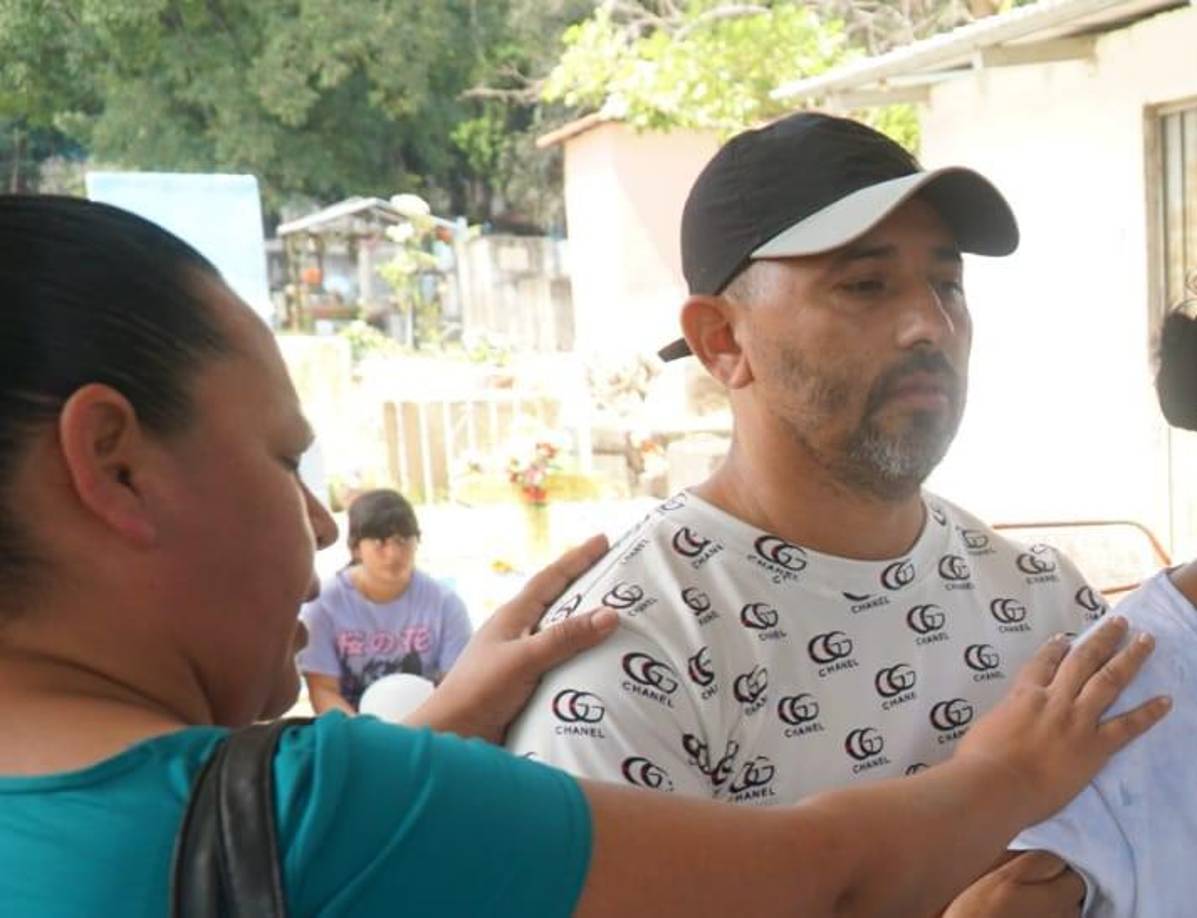 Fernández, también apeló a la voluntad de los hondureños pidiendo ayuda económica para cubrir gastos médicos de su hijastra, quien se debate entre la vida y la muerte en el hospital 