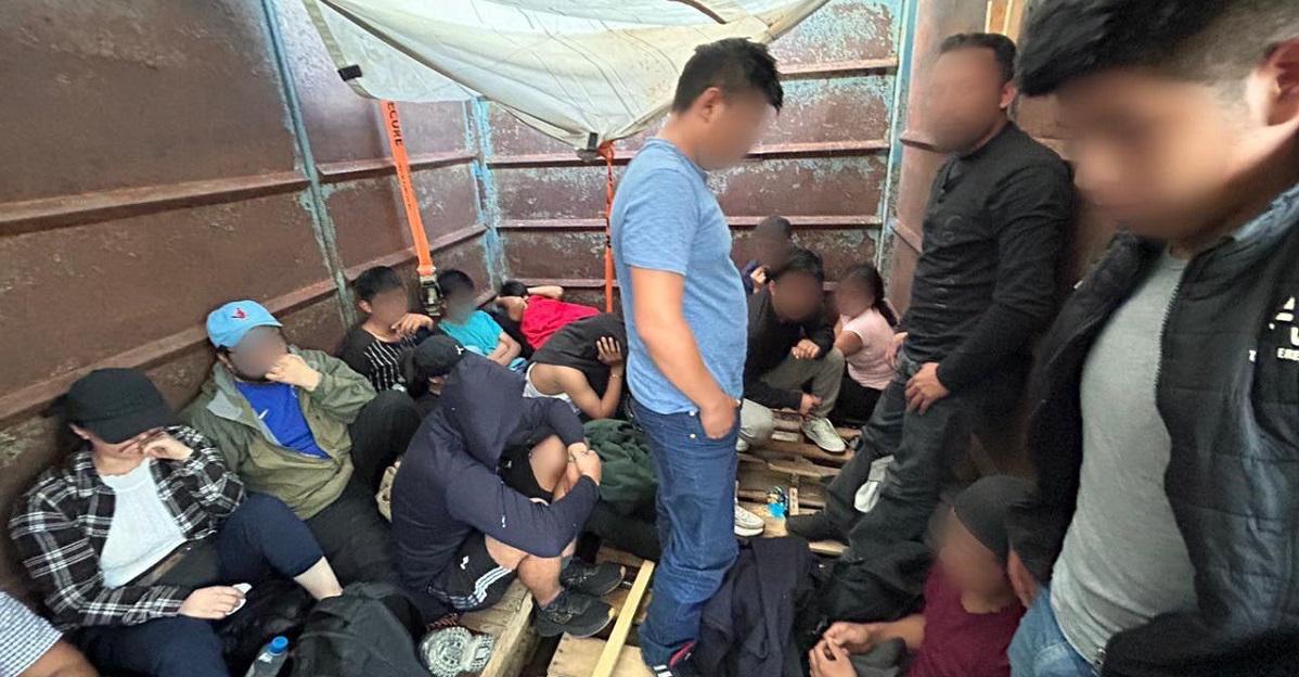 México detiene a varios migrantes hondureños hacinados en un camión