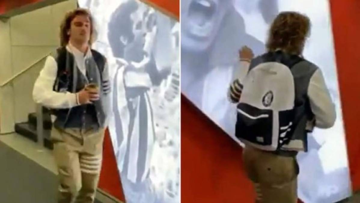 El Barcelona colgó unas imágenes en sus redes sociales a la llegada del equipo al estadio del Atlético. Antoine Griezmann regresó por primera vez al Wanda Metropolitano y cuando paseaba por uno de sus pasillos, levantó la mano para tocar una imagen colgada en la pared de Diego Simeone.