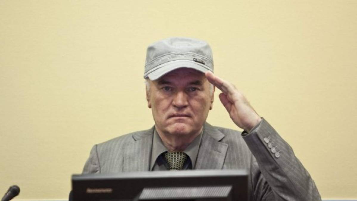 Los jueces desestimaron uno por uno los argumentos la defensa, que había pedido la absolución de Mladic o, en su defecto, una reducción de la condena o la repetición del juicio.<br/><br/>Sus abogados, en unas vistas celebradas el año pasado, dijeron que en la sentencia en primera instancia figuraban una serie de sucesos durante la guerra de Bosnia, como bombardeos e incidentes con francotiradores, que no debían vincularse con el papel de Mladic como entonces jefe militar.<br/><br/>Sin embargo, en el veredicto se concluyó que los letrados del exlíder serbobosnio “no pudieron demostrar ningún error en la evaluación” de la sala que lo condenó en primer lugar.