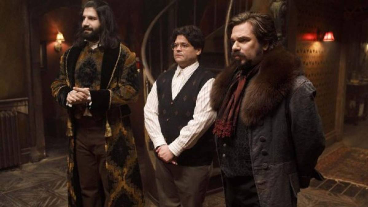 Bonus: What We Do in the Shadows. Tres vampiros que han vivido por cientos de años intentan adaptarse a la sociedad millennial. Tomarse selfies, aprender a usar internet e ir de antro para ligar son algunas de las cosas que deben hacer para renovarse. Por el otro lado, tienen un amigo que se acaba de estrenar como vampiro y tienen que enseñarle todo lo relacionado con su forma de vida.