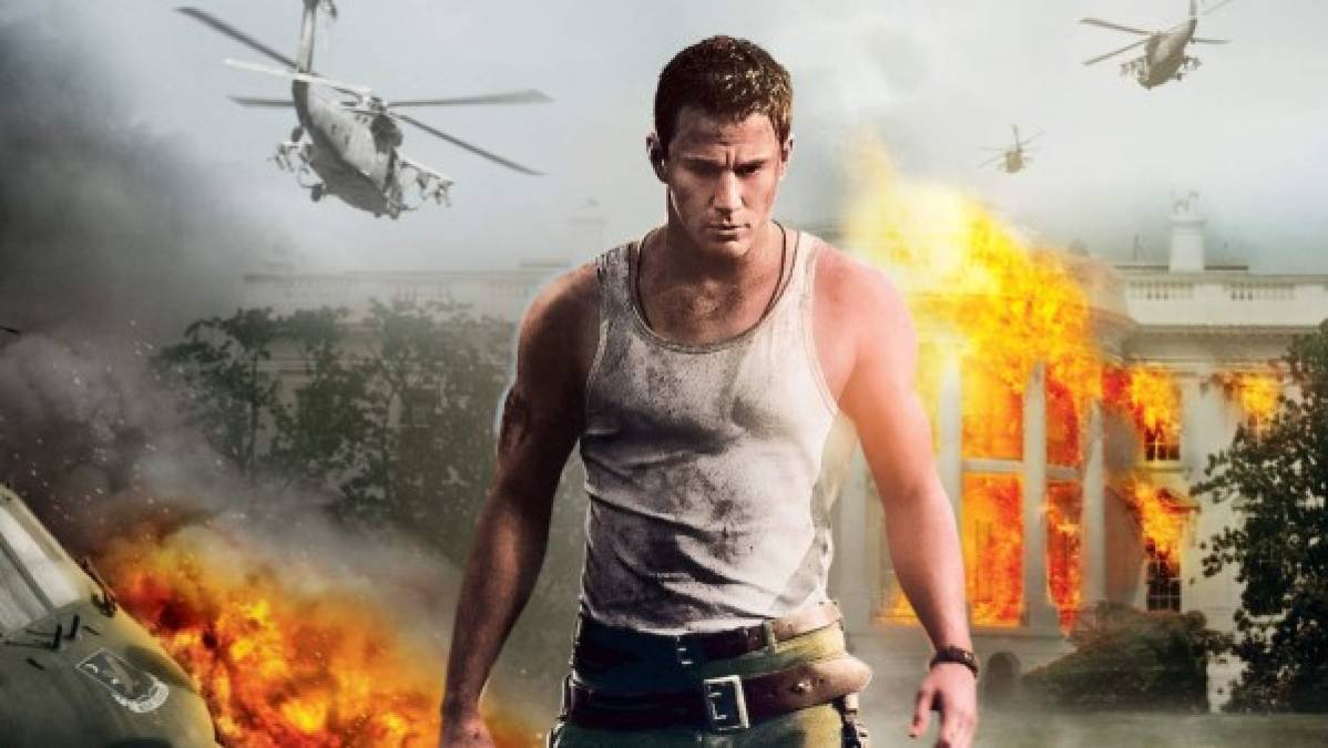 El mismo año se estrenaba 'White House Down', cinta dirigida por el experto en cine destructivo Roland Emmerich, con Jamie Foxx como presidente de Estados Unidos y Channing Tatum como policía del Capitolio que tendrá que desalojar a los insurgentes que han conseguido asaltar el poder, provocando el caos en toda la nación.<br/><br/>Otra cinta de acción pura con un Tatum que inevitablemente recuerda al John McClane de 'Die Hard' (John McTiernan, 1988), y con una mayor presencia emotiva o lacrimógena, ya que el policía, al tiempo que intenta salvar a su país, deberá también evitar que su hija pueda resultar herida.<br/>