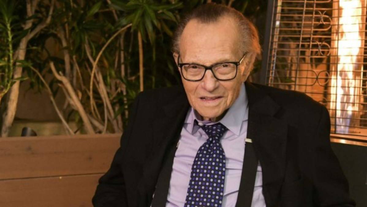 El célebre periodista estadounidense Larry King contrajo el covid-19 y fue hospitalizado desde finales de diciembre en Los Ángeles, anunció el sábado 2 de enero la CNN, el canal en el que trabajó durante 25 años. <br/>