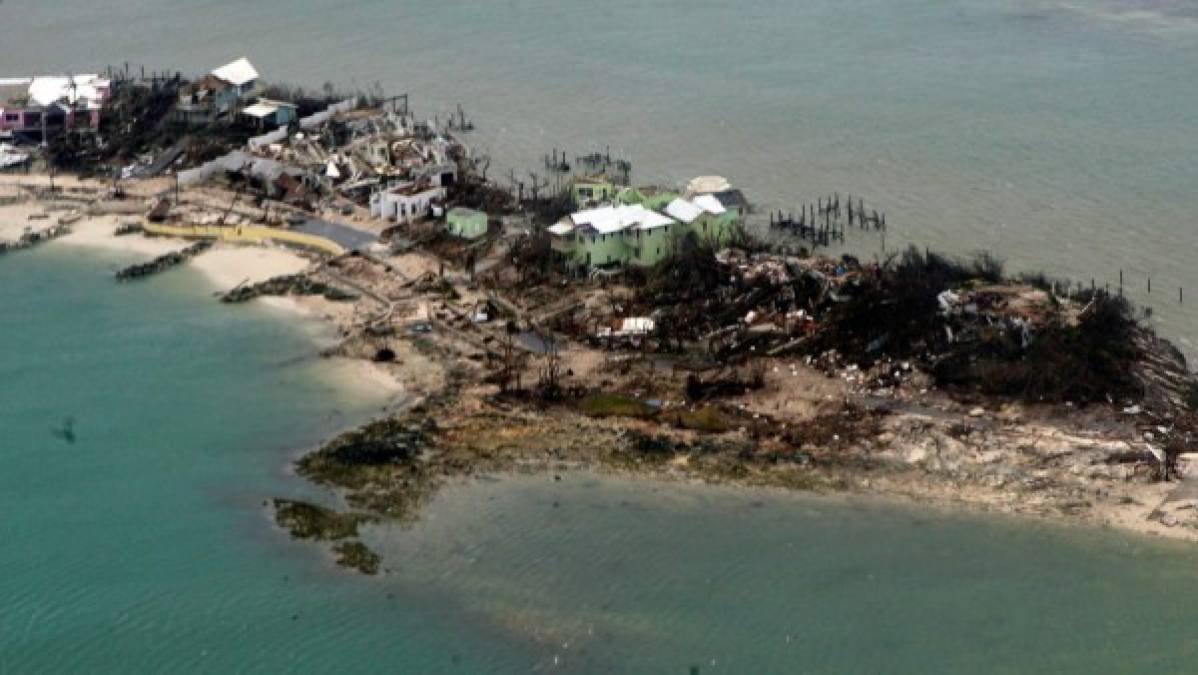 Un pescador de las Bahamas, Howard Armstrong, describió una escena aterradora al canal de noticias CNN. 'Aguantábamos hasta que el agua empezó a llegar sin parar y todos los electrodomésticos empezaron a girar alrededor de la casa como en una lavadora', contó. 'Mi pobre mujer sufrió hipotermia y estaba de pie sobre los armarios de la cocina hasta que estos se desintegraron. Estaba con ella y se ha ahogado'.