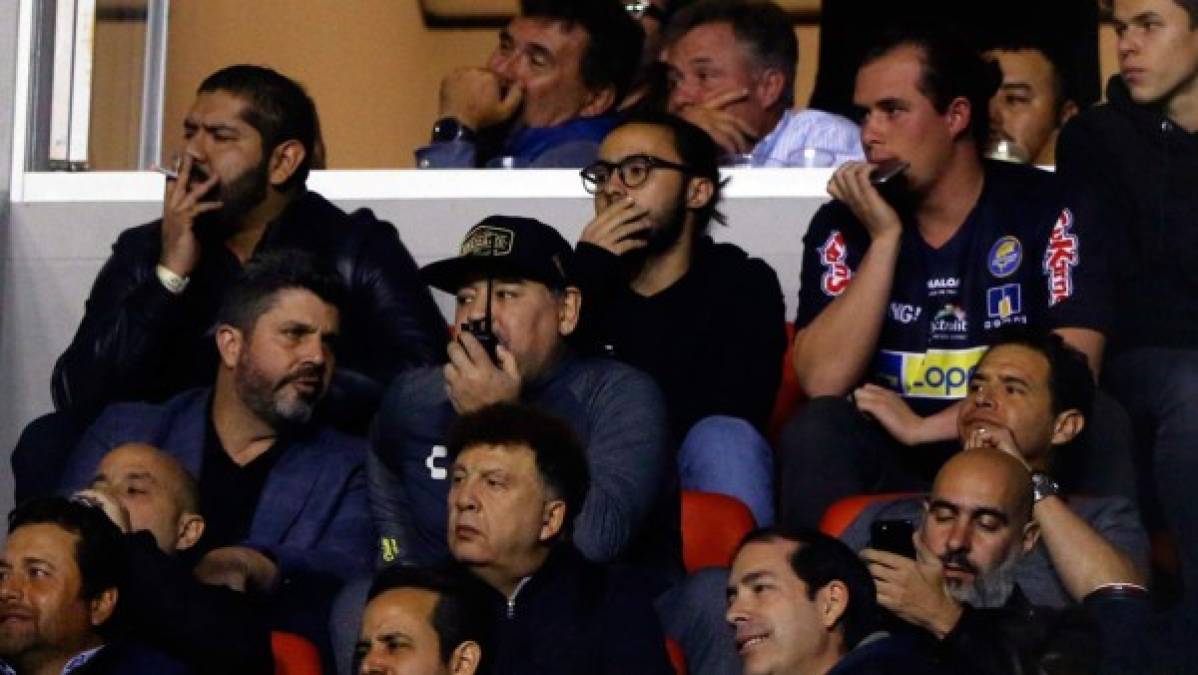 Así se comunicaba Maradona con sus asistentes en el campo para dar indicaciones a los jugadores de Dorados.