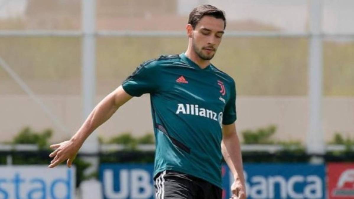 Mattia De Sciglio: El lateral italiano no entra en los planes de Andrea Pirlo en la Juventus. Se menciona que el Villarreal y el Valencia de España lo pretenden.