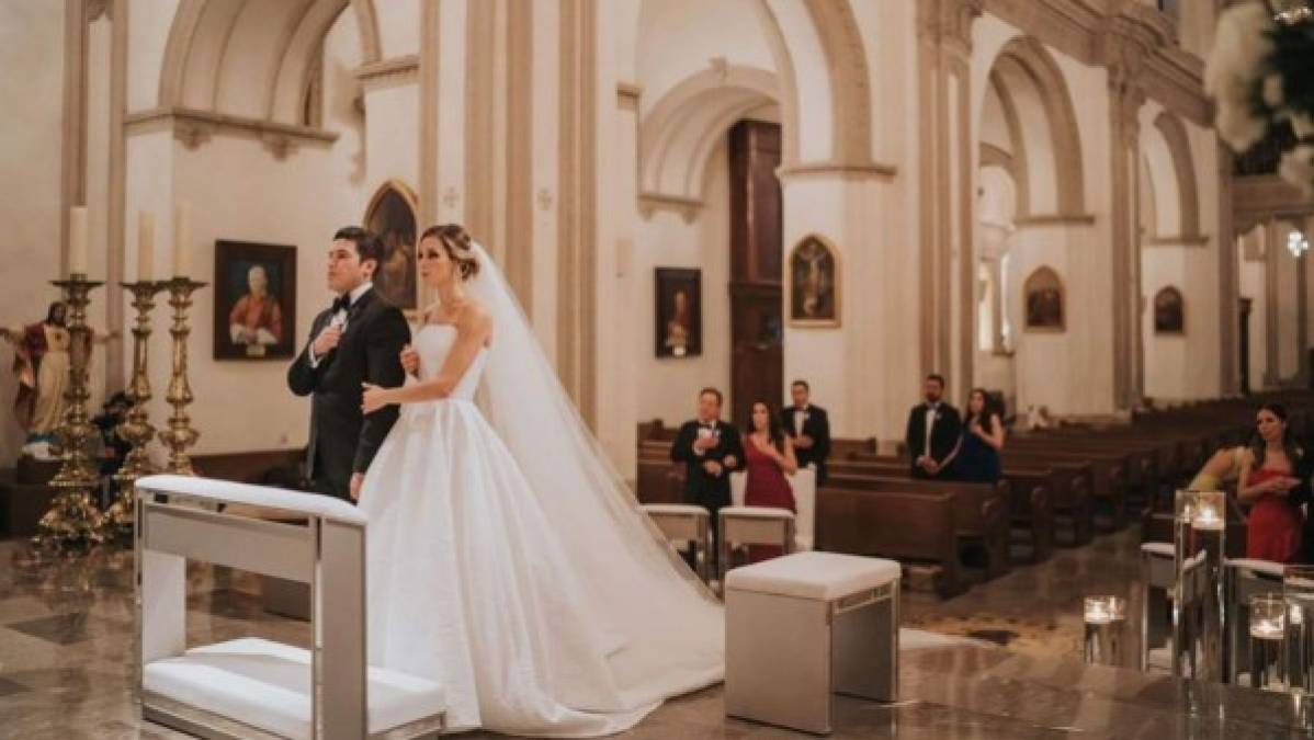 Mariana y Samuel no son ajenos a los escándalos. La pareja se casó el pasado 27 de marzo en Monterrey, recibiendo duras críticas por contraer matrimonio en plena pandemia.