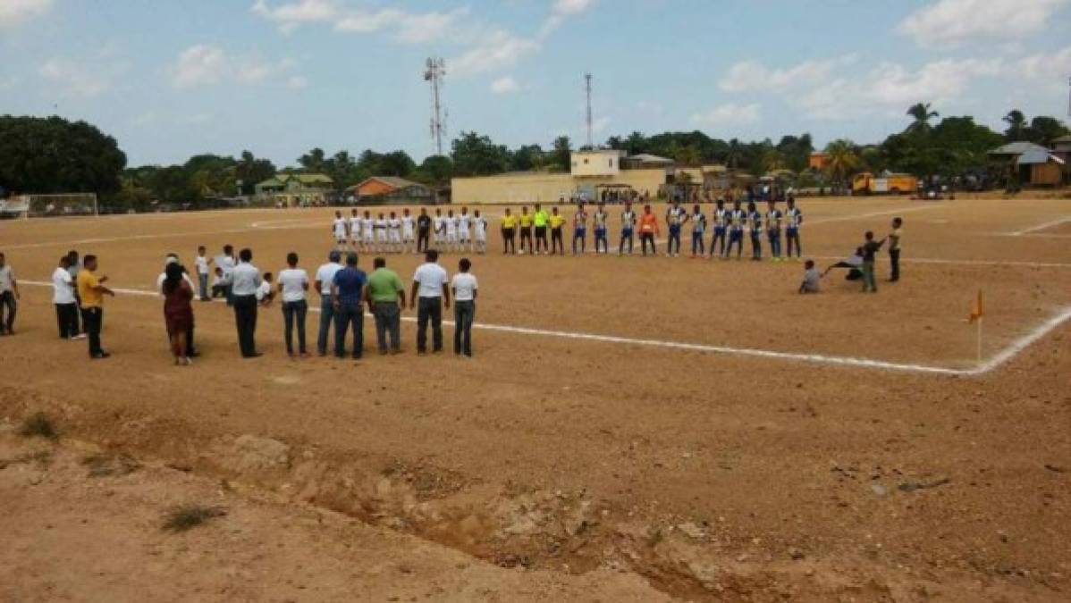 Una vista panorámica de la cancha en Puerto Lempira en La Mosquitia.