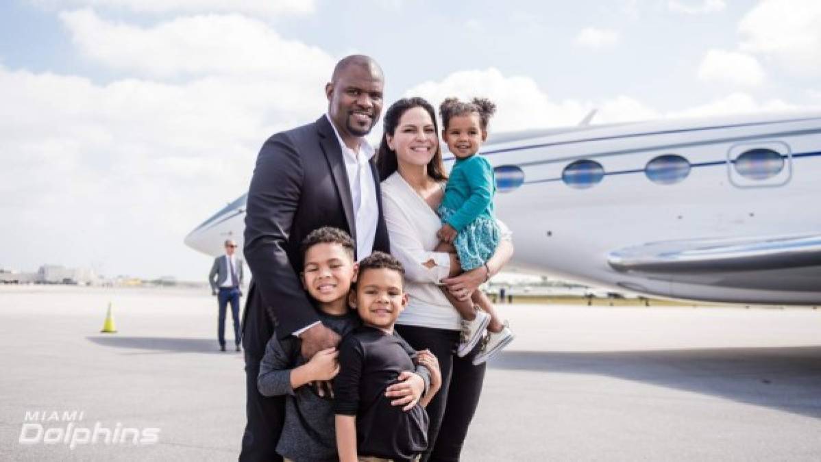Los Miami Dolphins le dieron la bienvenida a lo grande al hondureño Brian Flores y su familia. El entrenador llegó con su esposa e hijos.