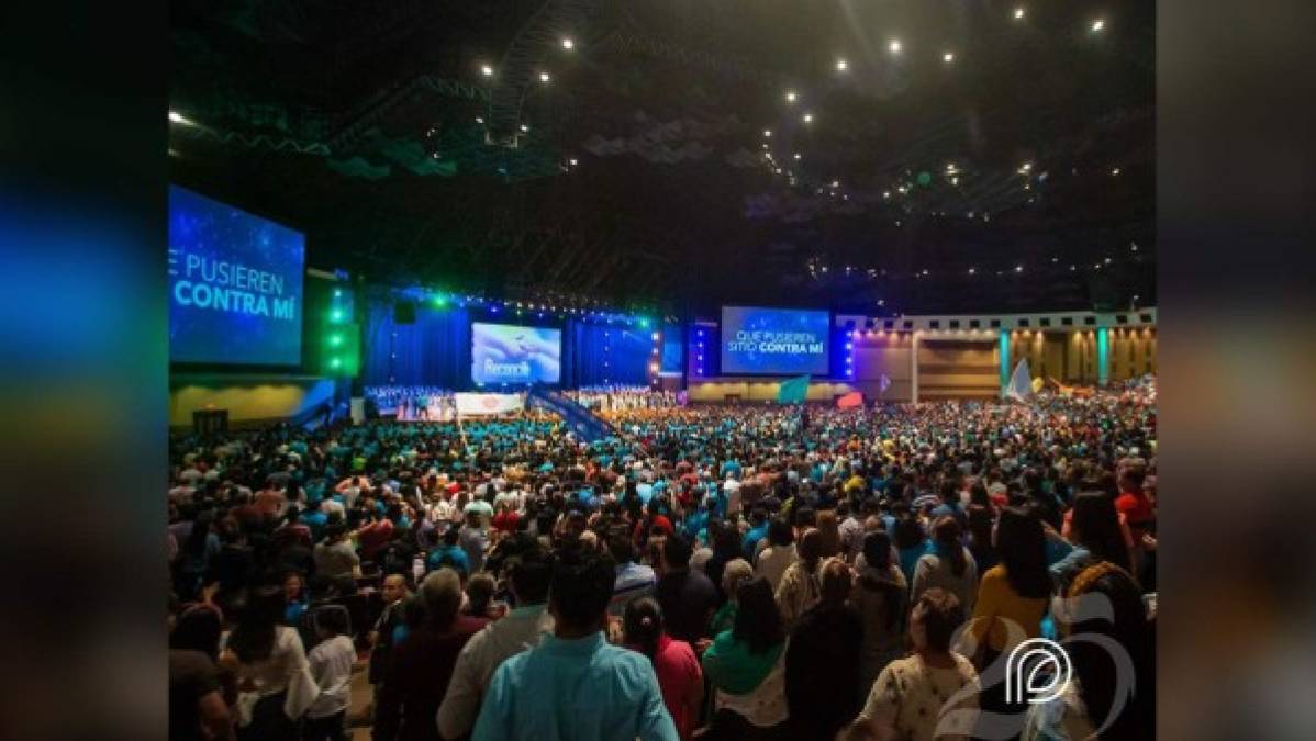 Miles de cristianos se reunieron en la Iglesia de Cristo Ebenezer para despedir el año viejo y recibir el 2020 alabando a Dios.