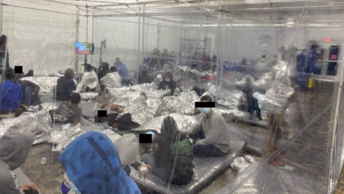 Divulgan primeras imágenes de migrantes hacinados en centros de detención en Texas