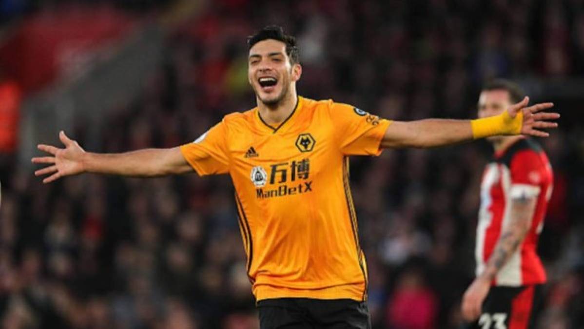 Raúl Jiménez 'está en camino al Manchester United', toda vez que Nuno Espírito Santo, técnico del Wolverhampton Wanderers, eligió a Paulinho, atacante lusitano del Sporting Clube de Braga, como reemplazo del delantero mexicano, informa la prensa en Portugal.<br/><br/>De acuerdo a 'Rádio e Televisão de Portugal' (RTP), Raúl Jiménez partirá rumbo a Manchester para vestir la camiseta de los 'Red Devils', pues la llegada del europeo de 27 años a la Premier League está 'prácticamente concluida', a cambio de 35 millones de dólares, en una operación que maneja el representante Jorge Mendes.<br/><br/>Por su parte, el diario 'A Bola' señaló que la partida de Raúl Jiménez al equipo mancuniano es 'inminente'.