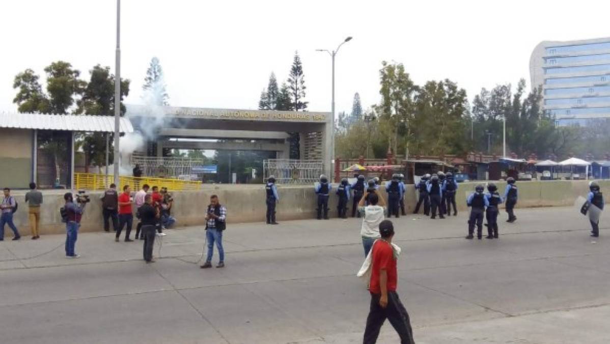 El choque se dio frente a las instalaciones de la Universidad Nacional Autónoma de Honduras (Unah) en Tegucigalpa, capital de Honduras.