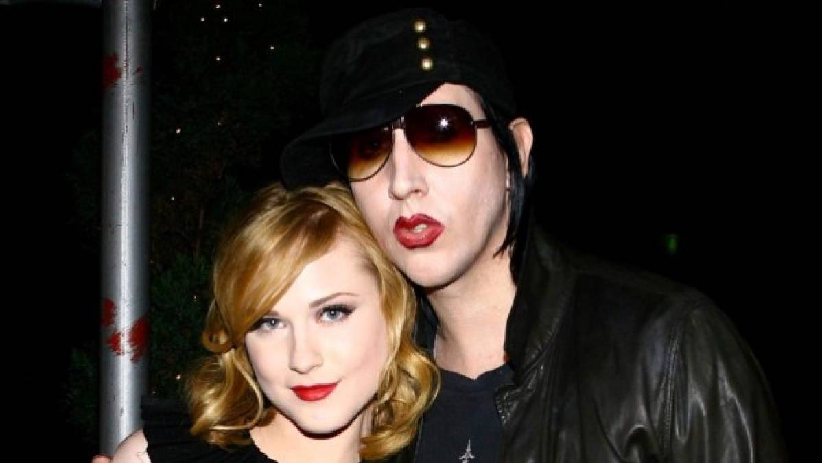 La acusaciones en contra del cantante comenzaron con la actriz y cantante Evan Rachel Wood, quien reveló en redes sociales que fue abusada por Manson durante muchos años.