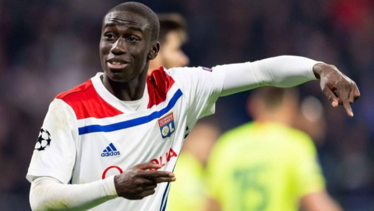 Diario Marca publica que el Real Madrid quería anunciar el fichaje de Ferland Mendy el pasado miércoles, pero una ligeras diferencias con el Olympique de Lyon y un reconocimiento médico pendiente, frenaron esa opción. Los dirigentes del club blanco ofrecieron a los del equipo francés la posibilidad de cerrar el acuerdo, pero dejándolo pendiente todo de un posterior reconocimiento médico al lateral, circunstancia que fue rechazada por el equipo galo.