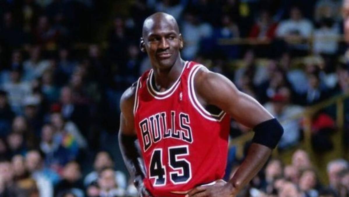 Michael Jordan ganó 93,8 millones de dólares en salarios en sus 16 años en la NBA, casi la mitad de ellos en sus dos últimos años con los Bulls (30,1 millones en la 96-97 y 33,1 en la 97-98)