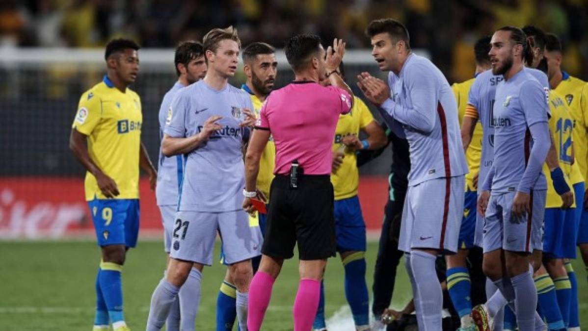 Los jugadores del Barcelona no estaban de acuerdo con la decisión del árbitro.